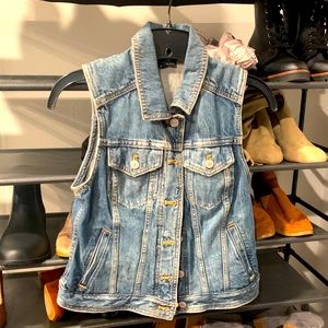 ❗️*HP*❗️denim vest EFO HOST PICK